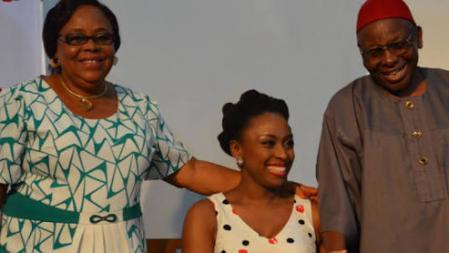 Chimamanda Adichie con sus padres