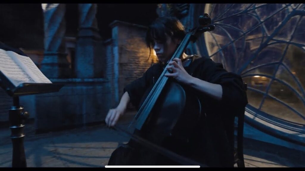 Wednesday tocando cello